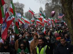 A Guarda Leão da oposição iraniana do Irã canta ‘Trump e Bibi, obrigado, obrigado’ em Londres.