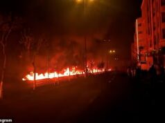 Um cano de gás explode enquanto as chamas se espalham pelas ruas de Teerã após um ataque israelense a um depósito de petróleo.