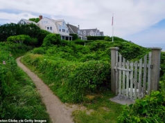 Milionários de Nantucket param temporariamente de caminhar em público por um lindo caminho íngreme depois que um proprietário acordou com um casal fazendo amor em sua varanda.