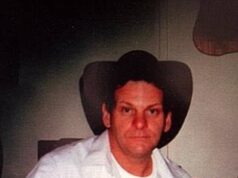 O serial killer que matou três pessoas inocentes retorna ao subúrbio de Sydney com sua mãe