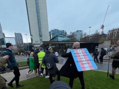 A deputada do Partido Verde Hannah Spencer foi forçada a entrar na traseira de um carro da polícia após uma violenta briga em um protesto pelos direitos trans em Manchester