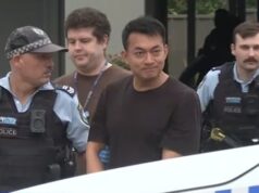 A vítima de um suposto esfaqueamento em uma casa suburbana na manhã de domingo foi identificada como o suspeito que enfrenta o tribunal