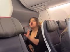 Passageiro rude da American Airlines derrete após ser chutado por reproduzir vídeo no alto-falante