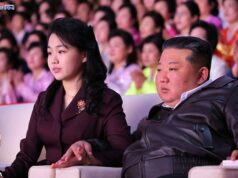 Kim Jong Un, já grisalho, senta-se de braços dados com sua filha em um show enquanto elogia as mulheres “fortes”, mas “fisicamente fracas” da Coreia do Norte