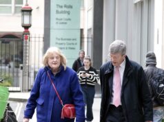 Aposentada travada em uma batalha judicial de £ 300.000 depois de perder sua casa em uma disputa na garagem