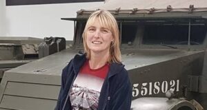 Policiais femininas fora de serviço estavam relaxando quando foram flagradas em uma briga com uma mãe e suas três filhas, ouviu um tribunal.