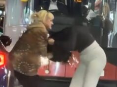 Momento em que as mulheres agarram os cabelos umas das outras e se batem em uma briga de ‘raiva na estrada’