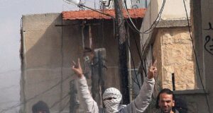 Espião sírio acusado de crimes contra a humanidade no primeiro julgamento no Reino Unido