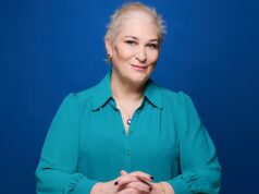 Sarah Vine: Achei que usar peruca me deixaria chata. Mas agora quando me vejo, não vejo uma bolsa velha, vejo uma morena bastante atrevida com um bob atrevido.