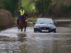 O tempo chuvoso levou a um aumento de acidentes em toda a Grã-Bretanha, à medida que os motoristas batiam em buracos escondidos