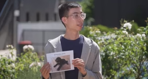 Família com o coração partido depois que a adorável cachorrinha Cavoodle Dora é roubada do lado de fora de um shopping center – três jovens caçadas pela polícia