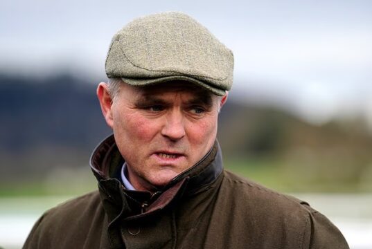 Treinador de cavalos do Grand National que atacou cachorro com taco de hóquei após confundi-lo com um cão de caça considerado culpado de lesões corporais graves