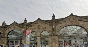 Adolescente de 17 anos ‘estuprado’ no banheiro da estação de trem em plena luz do dia – enquanto a polícia prende um homem de 50 anos