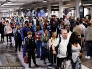 O aeroporto de Houston facilita o tempo de espera depois que a paralisação do governo gera linhas de segurança infernais da TSA