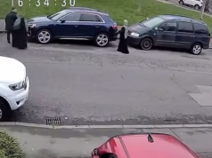 A polícia iniciou uma busca pelo motorista depois que o carro atingiu a mulher na debandada