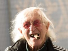 Jimmy Savile aparece nos arquivos de Epstein enquanto uma mulher afirma que ele participou de uma feira comercial nos EUA ‘cheia de homens pervertidos’, onde fornecia entretenimento