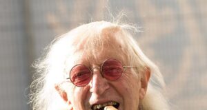 Jimmy Savile aparece nos arquivos de Epstein enquanto uma mulher afirma que ele participou de uma feira comercial nos EUA ‘cheia de homens pervertidos’, onde fornecia entretenimento