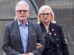 O chefe da empresa, de 72 anos, e sua esposa, de 80, se declararam culpados de agressão e danos criminais contra vizinhos devido a uma longa disputa de acesso à garagem.