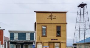 Uma cidade histórica do Velho Oeste com apenas 30 habitantes está prestes a se tornar uma CIDADE FANTASMA se não conseguir pagar um empréstimo de US$ 10.000 em 24 horas.