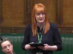 A deputada trabalhista diz que sofreu de TEPT depois de ser estuprada ao criticar a proibição do governo de julgamentos com júri em um discurso emocionado no Commons