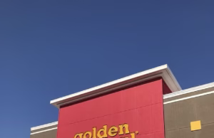 Cliente do Golden Corral saiu com ‘ferimentos irreparáveis’ depois que um funcionário do Dine-and-Dash supostamente o esfaqueou com um garfo, diz o processo