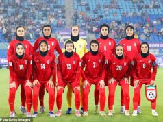 Sete desertaram, mas o resto embarcou no avião com relutância. Que terror aguarda as corajosas jogadoras de futebol do Irão em casa? Guy Adams