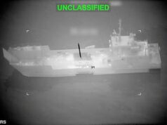 Navio de carga ‘atacado’ no Estreito de Ormuz: depois que os EUA destruíram 16 navios de guerra iranianos para bloquear vias navegáveis, projéteis atingiram o navio, forçando a tripulação a evacuar