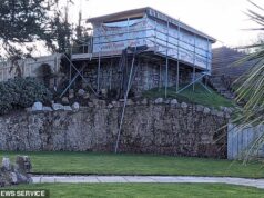 Proprietário do Airbnb forçado a comparar cabana de ‘festa’ de 40 pés com ‘torre de vigia de campo de prisão’ após reação de vizinhos furiosos