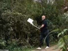 O executivo de alto nível do HSBC do momento hackeou uma câmera CCTV com um machado depois de acertá-la com uma espingarda