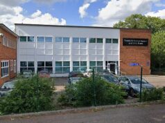 Adolescente é esfaqueada na escola enquanto estudantes em pânico se amontoam sob as carteiras e a polícia prende menino de 16 anos