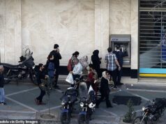 O Irã alerta que os bancos dos EUA e de Israel e os centros financeiros do Oriente Médio serão os ‘próximos alvos’ dos bombardeios e pede às pessoas que fiquem a 1 km de distância deles