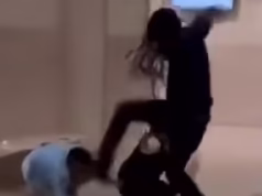 Pai filmado no tribunal atacando o suposto assassino do filho diz que está feliz por ter feito isso e que teria matado o suspeito se tivesse tido a chance