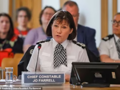 À medida que a criminalidade aumenta, o chefe da polícia da Escócia obtém um aumento salarial que combate a inflação e eleva o seu salário para £ 281.000