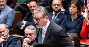 Quentin Letts: Os fardos do escritório estão afetando o inquieto Sir Keir. Tire o botão nuclear do alcance dele!