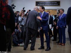 Trump envergonhou assessores por causa do tamanho dos sapatos depois que uma foto humilhante dos pés de Marco Rubio se tornou viral