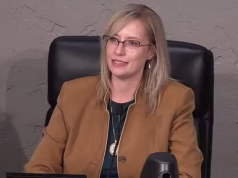 A corajosa prefeita, 42, anunciou seu diagnóstico de câncer de mama na reunião do conselho