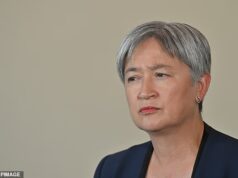 Penny Wong alertou os australianos no Oriente Médio para partirem agora