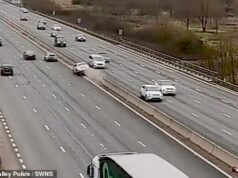 Momento em que o motorista drogado atinge a reserva central da rodovia e dirige quilômetros sobre três rodas antes de quase adormecer durante a entrevista policial