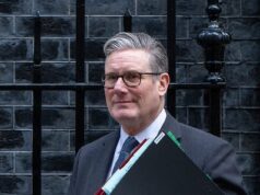 ‘Você nos arrastou para a sarjeta’: fúria trabalhista pela derrota de Mandelson, o primeiro-ministro enfrenta HOJE interrogatórios sobre jornais que ignoram avisos sobre a ligação com Epstein