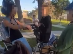 Vídeo angustiante mostra uma menina negra de 11 anos cercada por uma gangue de valentões mais velhos que a insultam com insultos raciais e batem nela