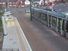 O motorista bêbado do momento é visto dirigindo ao longo da linha do bonde por um paramédico preocupado – que o puxa para fora do carro.