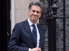 ‘Não podemos desligar as luzes enquanto acendemos o X’: Ed Miliband pede que Elon Musk seja impedido de fornecer eletricidade à Grã-Bretanha depois que sua empresa Tesla recebeu uma licença de energia