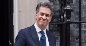 ‘Não podemos desligar as luzes enquanto acendemos o X’: Ed Miliband pede que Elon Musk seja impedido de fornecer eletricidade à Grã-Bretanha depois que sua empresa Tesla recebeu uma licença de energia