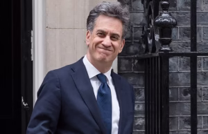 ‘Não podemos desligar as luzes enquanto acendemos o X’: Ed Miliband pede que Elon Musk seja impedido de fornecer eletricidade à Grã-Bretanha depois que sua empresa Tesla recebeu uma licença de energia