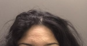 Uma mãe de 31 anos que bateu repetidamente a cabeça do bebê no chão em uma ‘raiva repentina’ foi presa por assassinato