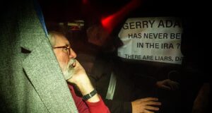 Gerry Adams pede desculpas ao ex-agente penitenciário pelo papel do IRA no assassinato de seu pai depois de conhecer o ‘líder’ de um grupo terrorista em uma van escura, ouve o tribunal