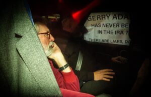 Gerry Adams pede desculpas ao ex-agente penitenciário pelo papel do IRA no assassinato de seu pai depois de conhecer o ‘líder’ de um grupo terrorista em uma van escura, ouve o tribunal
