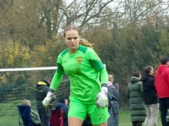 Imagem: Jogador de futebol adolescente de 15 anos que desmaiou e morreu durante uma partida