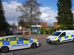 Menino de 15 anos acusado de tentativa de homicídio depois que a escola esfaqueou uma adolescente – turma foi suspensa