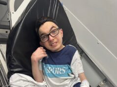 A mãe diz que foi diagnosticada com uma condição debilitante ultra-rara por causa da forma como as costas do bebê estavam cobertas de pequenas protuberâncias.